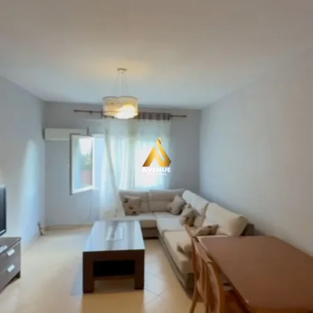 Tirane, jepet me qera apartament 2+1+Ballkon Kati 4, 100 m² 700 € (haxhi kika)