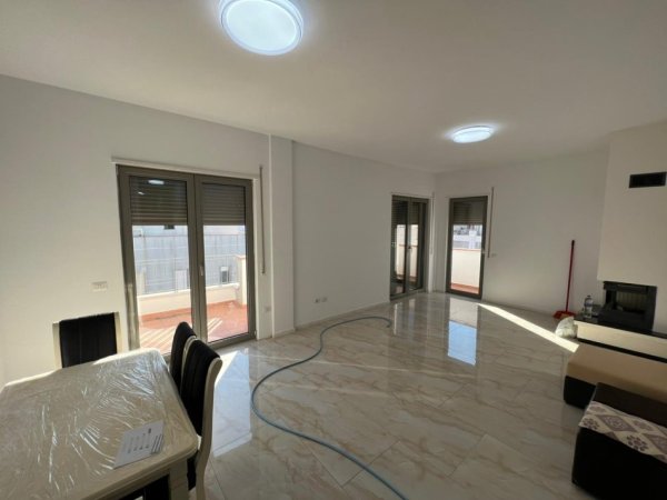 Tirane, jepet me qera apartament 3+1 Kati 7, 600 € 