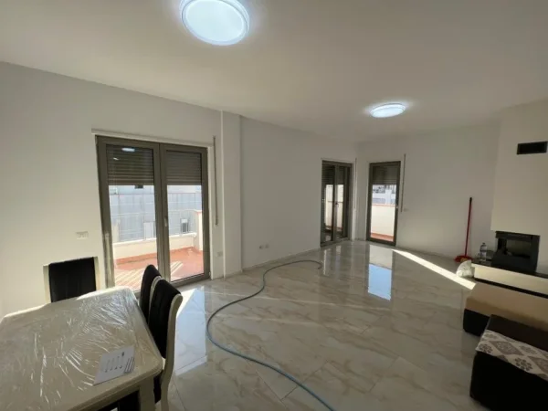 Tirane, jepet me qera apartament 3+1 Kati 7, 600 € 