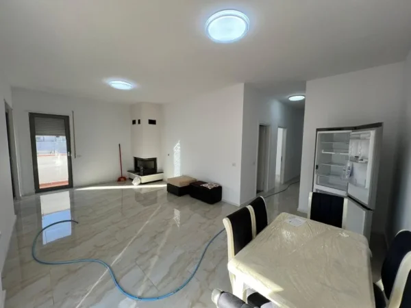 Tirane, jepet me qera apartament 3+1 Kati 7, 600 € 