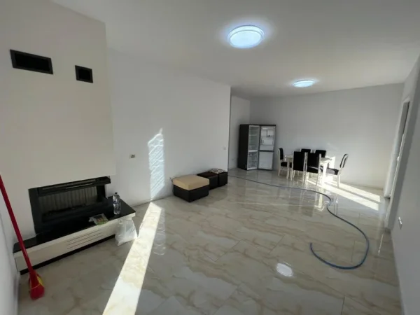 Tirane, jepet me qera apartament 3+1 Kati 7, 600 € 