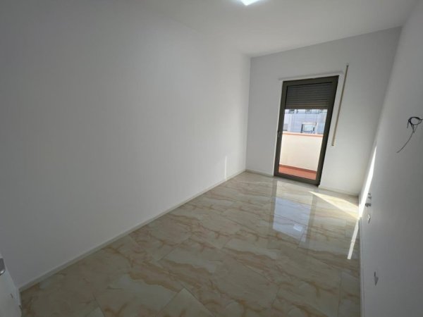 Tirane, jepet me qera apartament 3+1 Kati 7, 600 € 