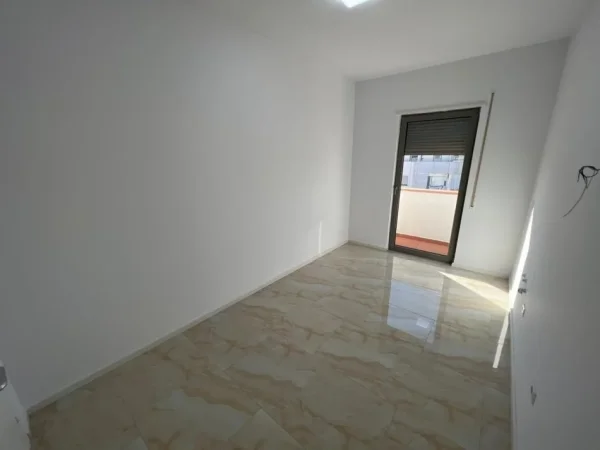 Tirane, jepet me qera apartament 3+1 Kati 7, 600 € 