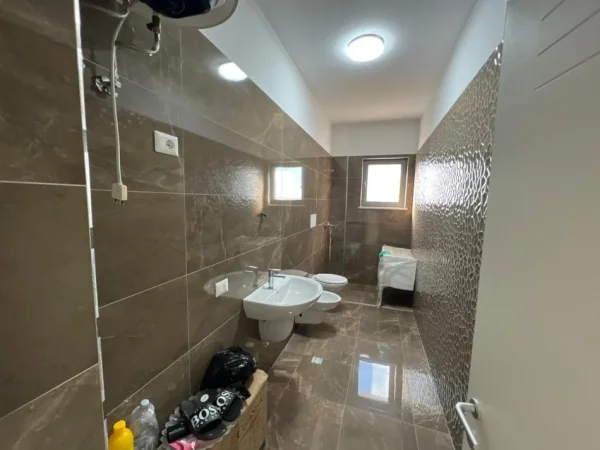 Tirane, jepet me qera apartament 3+1 Kati 7, 600 € 