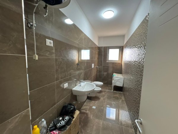 Tirane, jepet me qera apartament 3+1 Kati 7, 600 € 