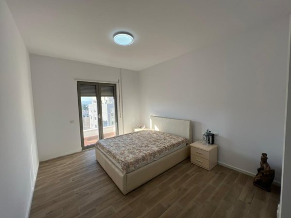 Tirane, jepet me qera apartament 3+1 Kati 7, 600 € 