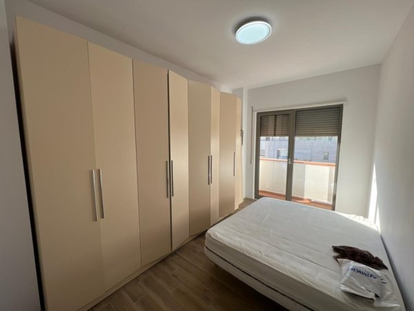 Tirane, jepet me qera apartament 3+1 Kati 7, 600 € 