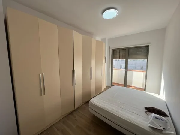 Tirane, jepet me qera apartament 3+1 Kati 7, 600 € 