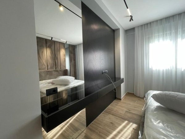 Vlore, jepet me qera apartament 2+1 , 92 m² 800 € (Rruga Murat Terbaci, Tek Bar Bonaparte)