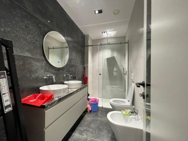 Vlore, jepet me qera apartament 2+1 , 92 m² 800 € (Rruga Murat Terbaci, Tek Bar Bonaparte)