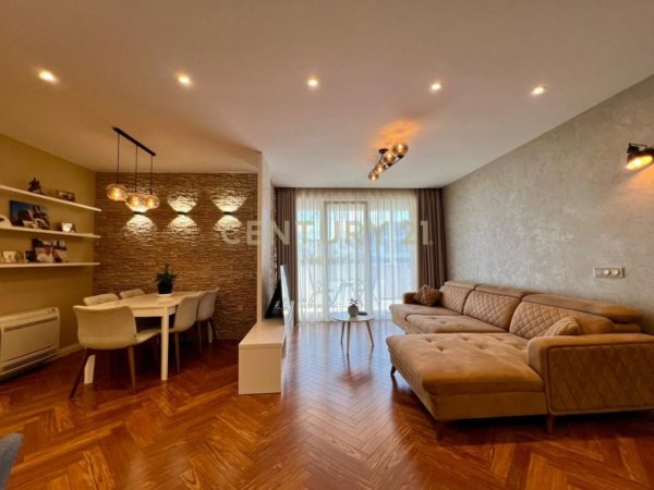 Tirane, jepet me qera apartament 3+1+Ballkon Kati 9, 186 m² 1.600 € (Liqeni i Thate)