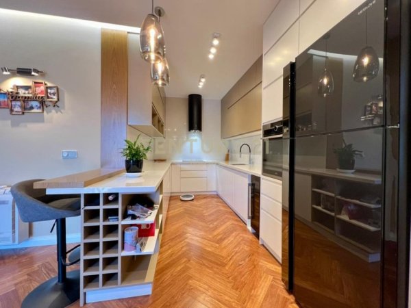 Tirane, jepet me qera apartament 3+1+Ballkon Kati 9, 186 m² 1.600 € (Liqeni i Thate)