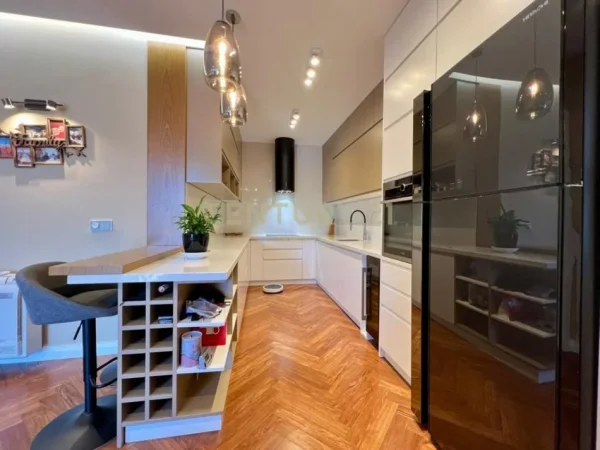 Tirane, jepet me qera apartament 3+1+Ballkon Kati 9, 186 m² 1.600 € (Liqeni i Thate)