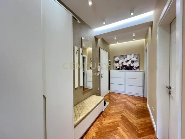 Tirane, jepet me qera apartament 3+1+Ballkon Kati 9, 186 m² 1.600 € (Liqeni i Thate)