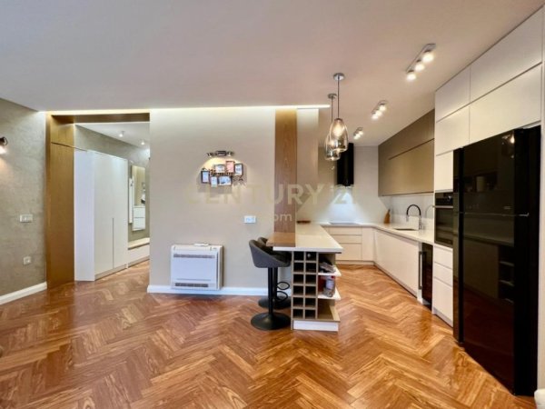 Tirane, jepet me qera apartament 3+1+Ballkon Kati 9, 186 m² 1.600 € (Liqeni i Thate)