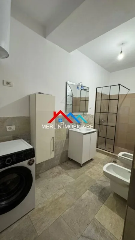 Tirane, jepet me qera apartament 1+1+Ballkon Kati 5, 100 m² 700 € (Rruga Bill Klinton)