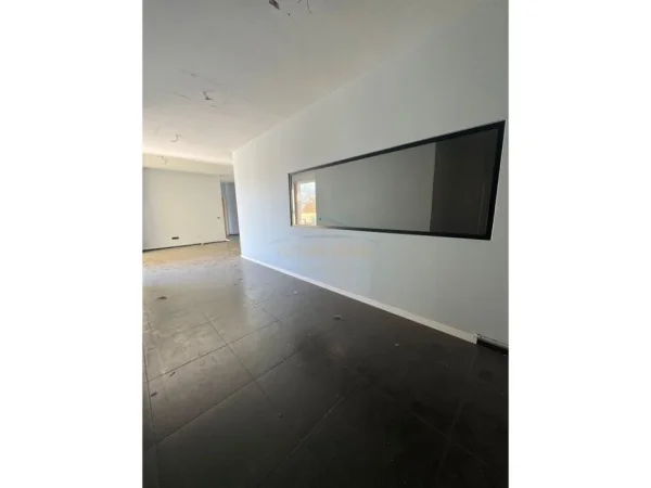 Tirane, jepet me qera ambjent biznesi Kati 2, 377 m² 5.000 €