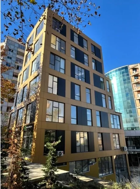 Tirane, jepet me qera dyqan Kati 0, 175 m² 3.000 € (ish Stacioni i Trenit.)