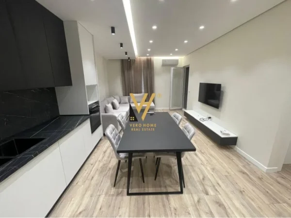 Tirane, jepet me qera apartament 2+1+Ballkon Kati 8, 95 m² 600 € (UNIVERS CITY)