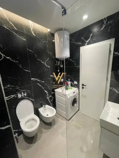 Tirane, jepet me qera apartament 2+1+Ballkon Kati 8, 95 m² 600 € (UNIVERS CITY)