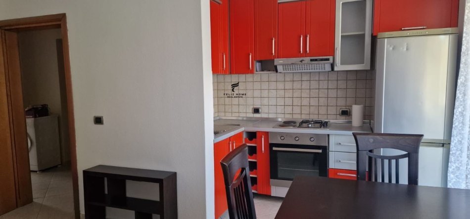 Tirane, jepet me qera zyre , 70 m² 650 € (21 DHJETORI)