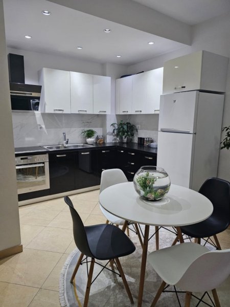 Vlore, jepet me qera apartament 1+1+Ballkon Kati 4, 70 m² 400 € (ne fillim te Lungomares)