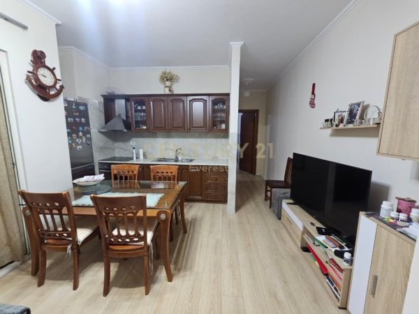 Tirane, jap me qera apartament 2+1 Kati 4, 75 m² 750 € (Vizion Plus)