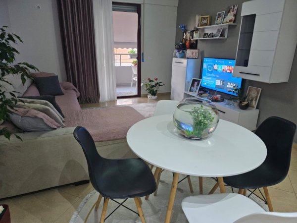 Vlore, jepet me qera apartament 1+1+Ballkon Kati 4, 70 m² 400 € (ne fillim te Lungomares)