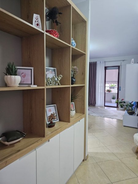 Vlore, jepet me qera apartament 1+1+Ballkon Kati 4, 70 m² 400 € (ne fillim te Lungomares)