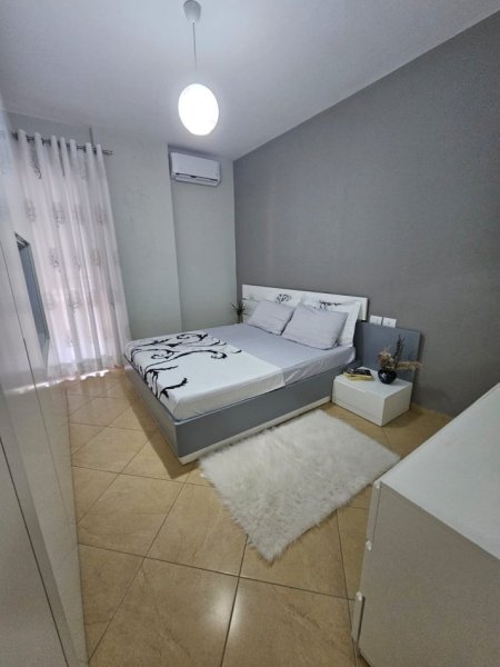 Vlore, jepet me qera apartament 1+1+Ballkon Kati 4, 70 m² 400 € (ne fillim te Lungomares)