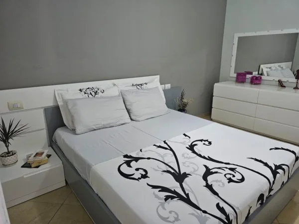 Vlore, jepet me qera apartament 1+1+Ballkon Kati 4, 70 m² 400 € (ne fillim te Lungomares)