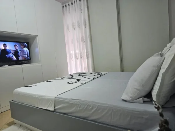 Vlore, jepet me qera apartament 1+1+Ballkon Kati 4, 70 m² 400 € (ne fillim te Lungomares)