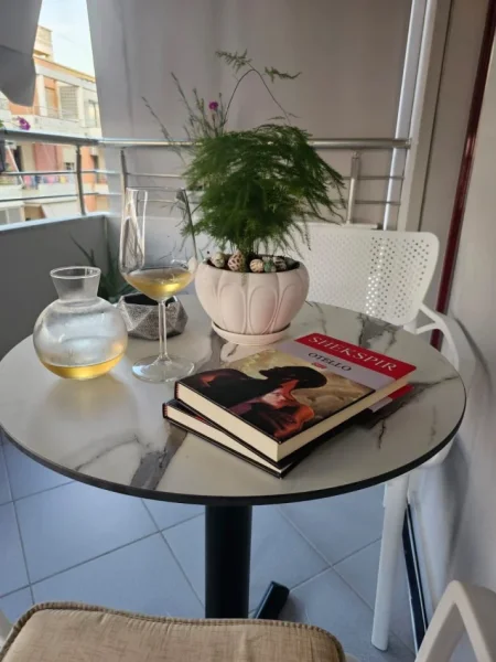 Vlore, jepet me qera apartament 1+1+Ballkon Kati 4, 70 m² 400 € (ne fillim te Lungomares)