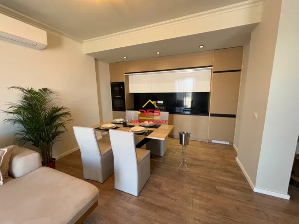 Vlore, jepet me qera apartament+verande | Penthouse 2+1+Ballkon Kati 9, 138 m² 1.500 € (Rruga Çajupi)