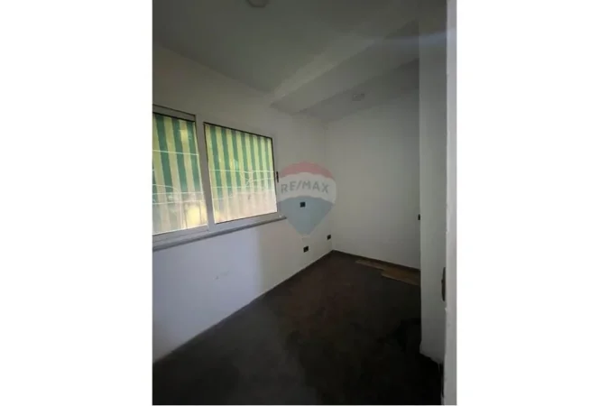 Tirane, jepet me qera zyre , 60 m² 600 € (Rruga e Durresit)