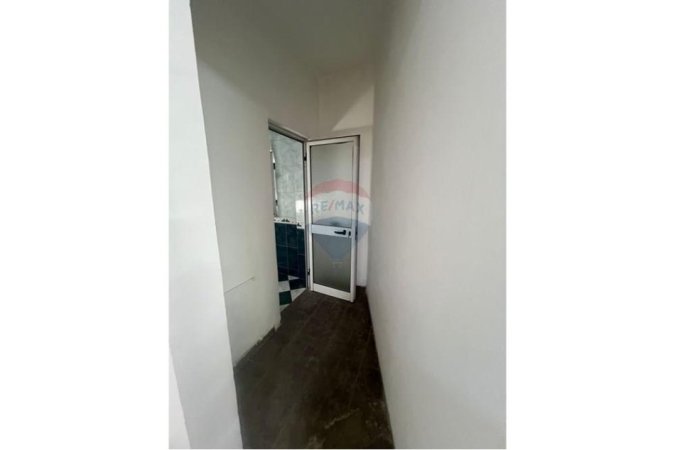 Tirane, jepet me qera zyre , 60 m² 600 € (Rruga e Durresit)