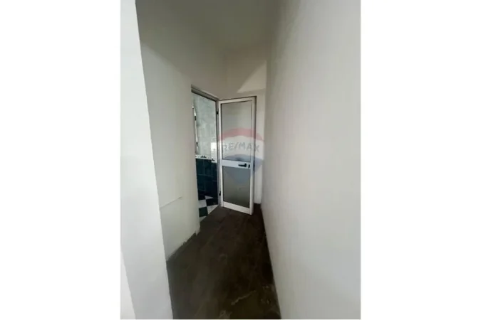 Tirane, jepet me qera zyre , 60 m² 600 € (Rruga e Durresit)
