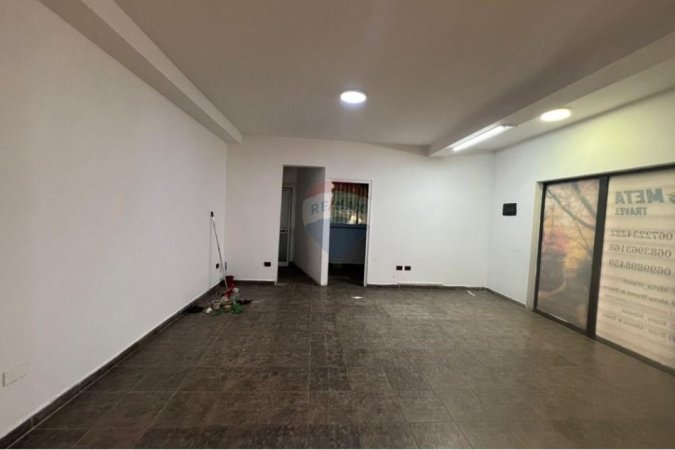 Tirane, jepet me qera zyre , 60 m² 600 € (Rruga e Durresit)