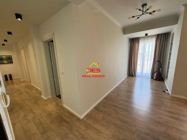 Vlore, jepet me qera apartament+verande | Penthouse 2+1+Ballkon Kati 9, 138 m² 1.500 € (Rruga Çajupi)