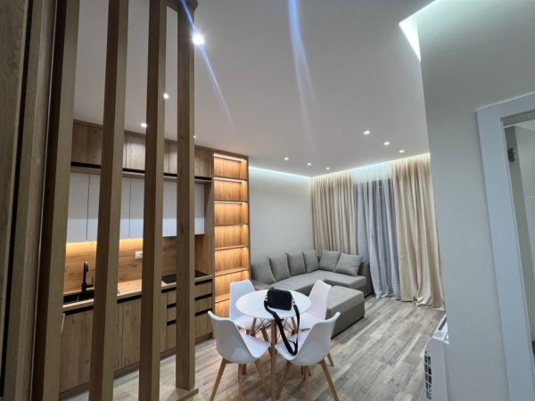 Tirane, jepet me qera apartament 1+1+Ballkon Kati 3, 65 m² 500 € (Rruga 5 Maj (Pallat i vitit 2025). prane kafe black stone)