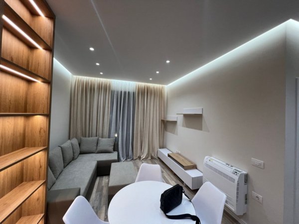 Tirane, jepet me qera apartament 1+1+Ballkon Kati 3, 65 m² 500 € (Rruga 5 Maj (Pallat i vitit 2025). prane kafe black stone)