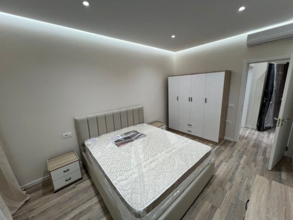 Tirane, jepet me qera apartament 1+1+Ballkon Kati 3, 65 m² 500 € (Rruga 5 Maj (Pallat i vitit 2025). prane kafe black stone)