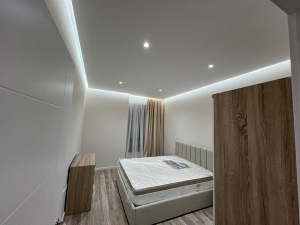 Tirane, jepet me qera apartament 1+1+Ballkon Kati 3, 65 m² 500 € (Rruga 5 Maj (Pallat i vitit 2025). prane kafe black stone)