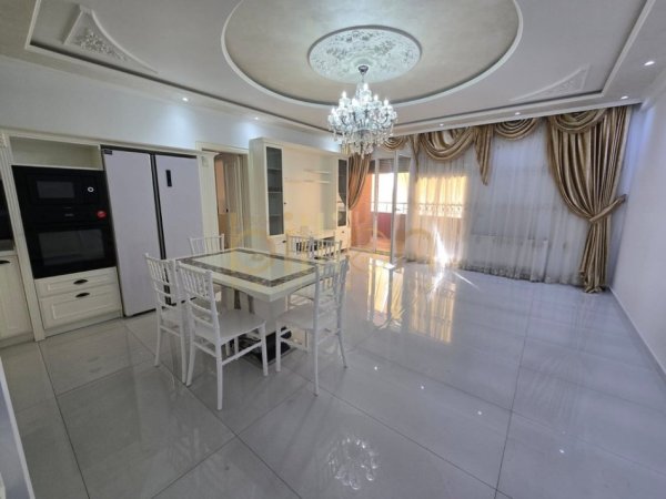 Tirane, shitet apartament 2+1+Ballkon Kati 7, 250.000 € 