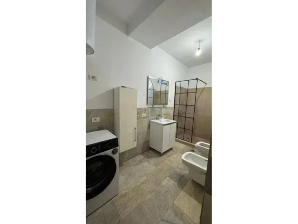 Tirane, jap me qera apartament 2+1+Ballkon , 550 € 