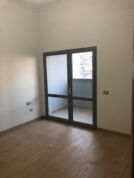Tirane, jepet me qera garsonier Kati 3, 33 m² 380 € (ZOGU I ZI)