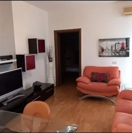 Tirane, jepet me qera apartament 1+1 Kati 4, 65 m² 600 € (Market Joena 21 Dhjetori)