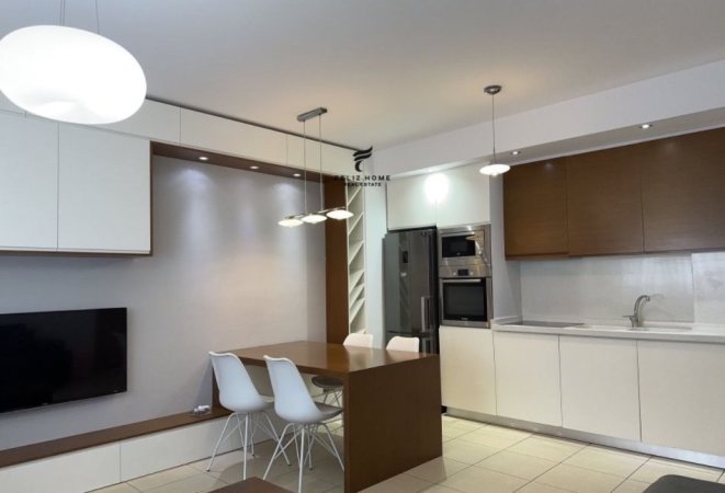 Tirane, jepet me qera apartament 1+1 , 70 m² 750 € (5 MAJI)