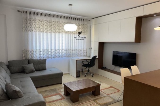 Tirane, jepet me qera apartament 1+1 , 70 m² 750 € (5 MAJI)
