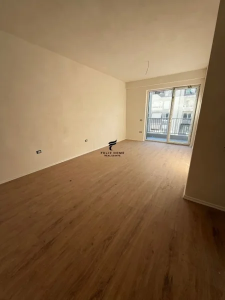 Tirane, jepet me qera zyre Kati 3, 100 m² 1.000 € (KOMUNA E PARISIT)